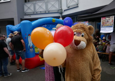 Löwe Luis verteilte Ballons und stand auch für Fotos zur Verfügung.